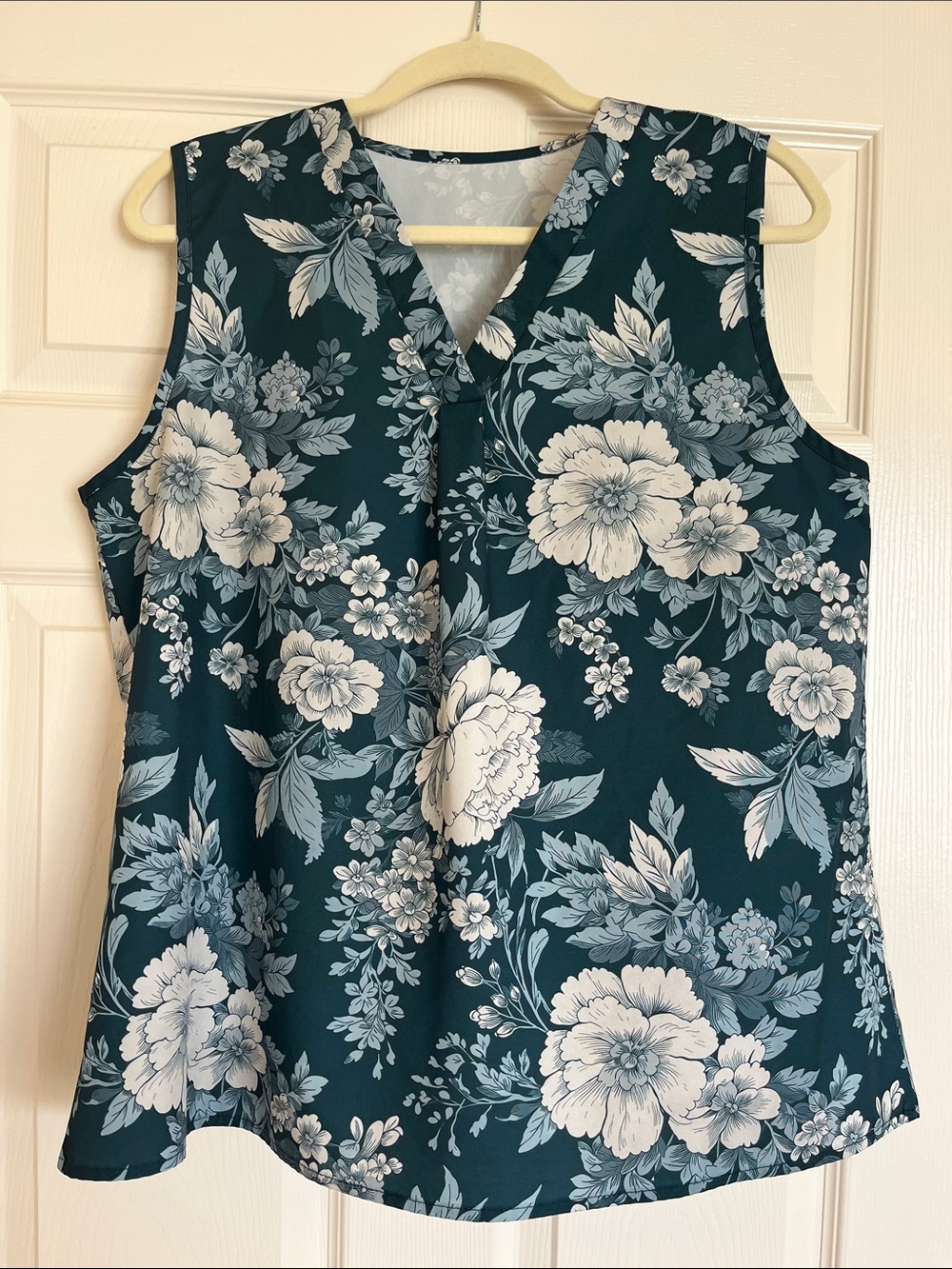 Sleeveless Floral V-Neck Camisole in Dark Teal and White